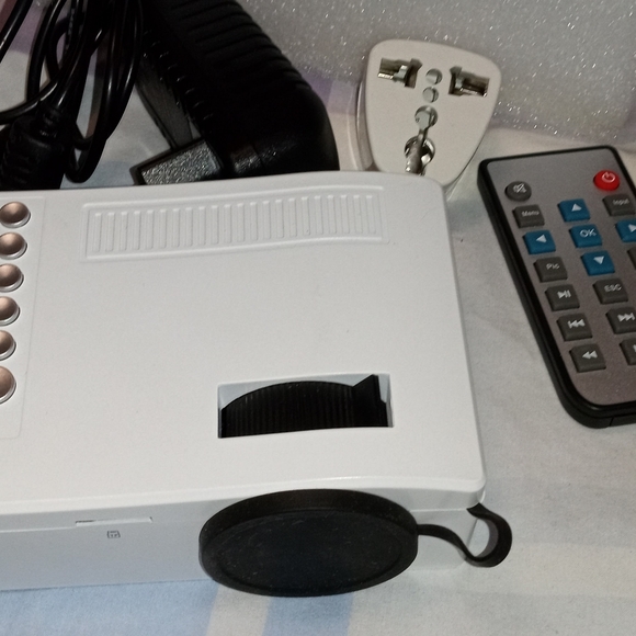 Projector hooks up to phone/laptop usb - Picture 4 of 4